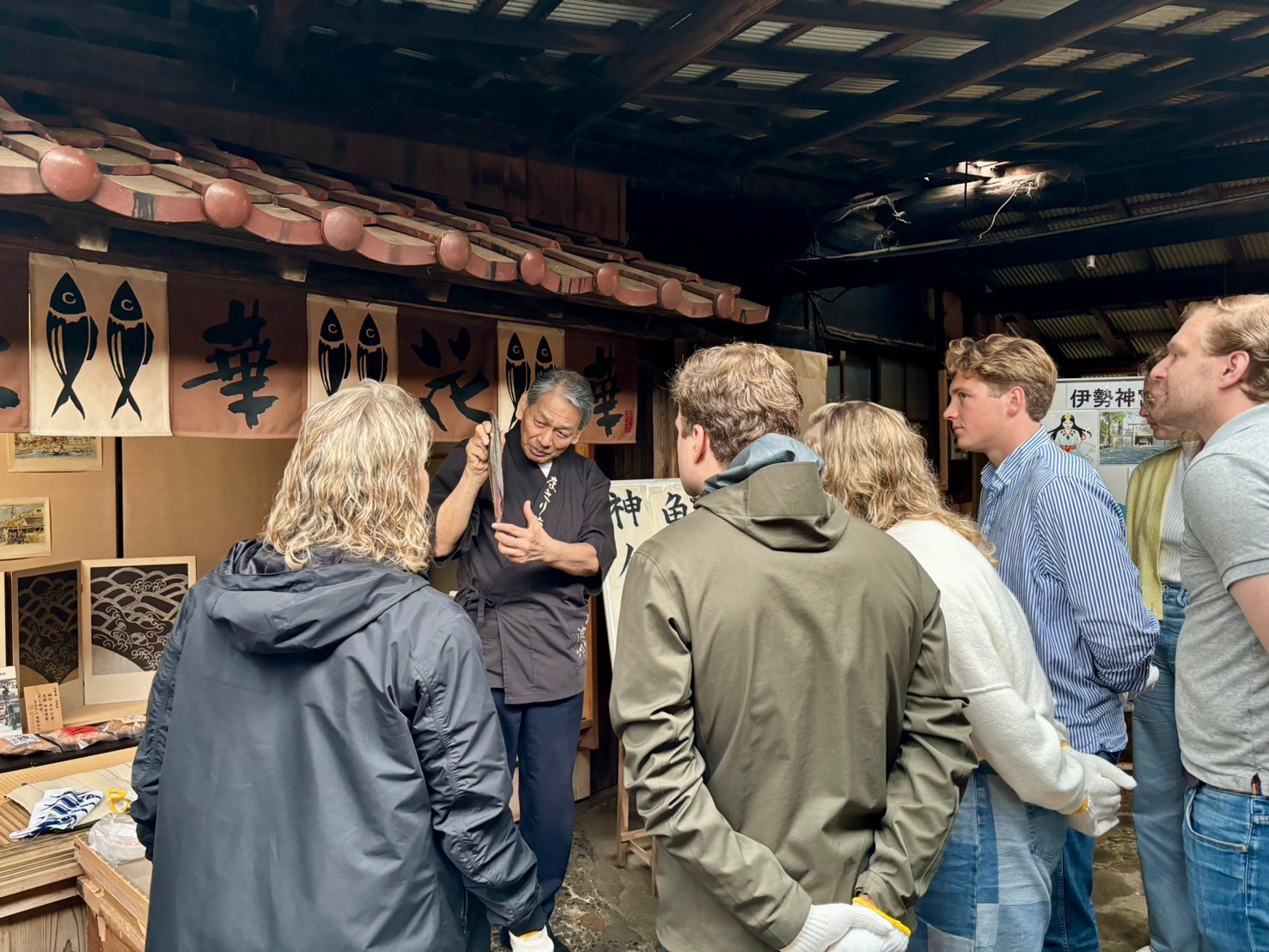 かつおの天ぱく「鰹燻し小屋見学」