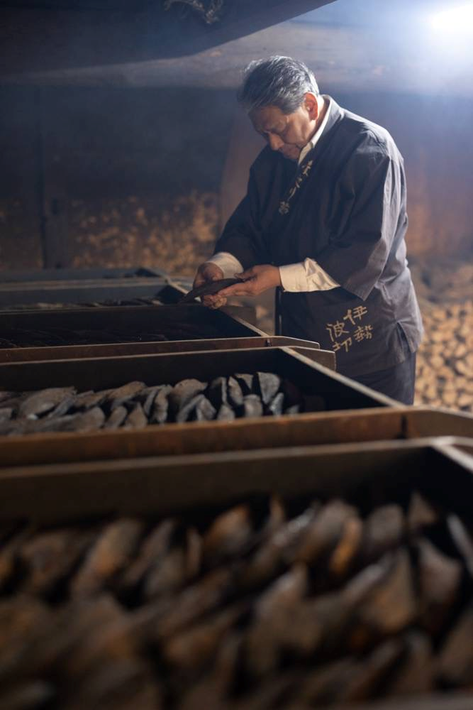 かつおの天ぱく「鰹燻し小屋見学」